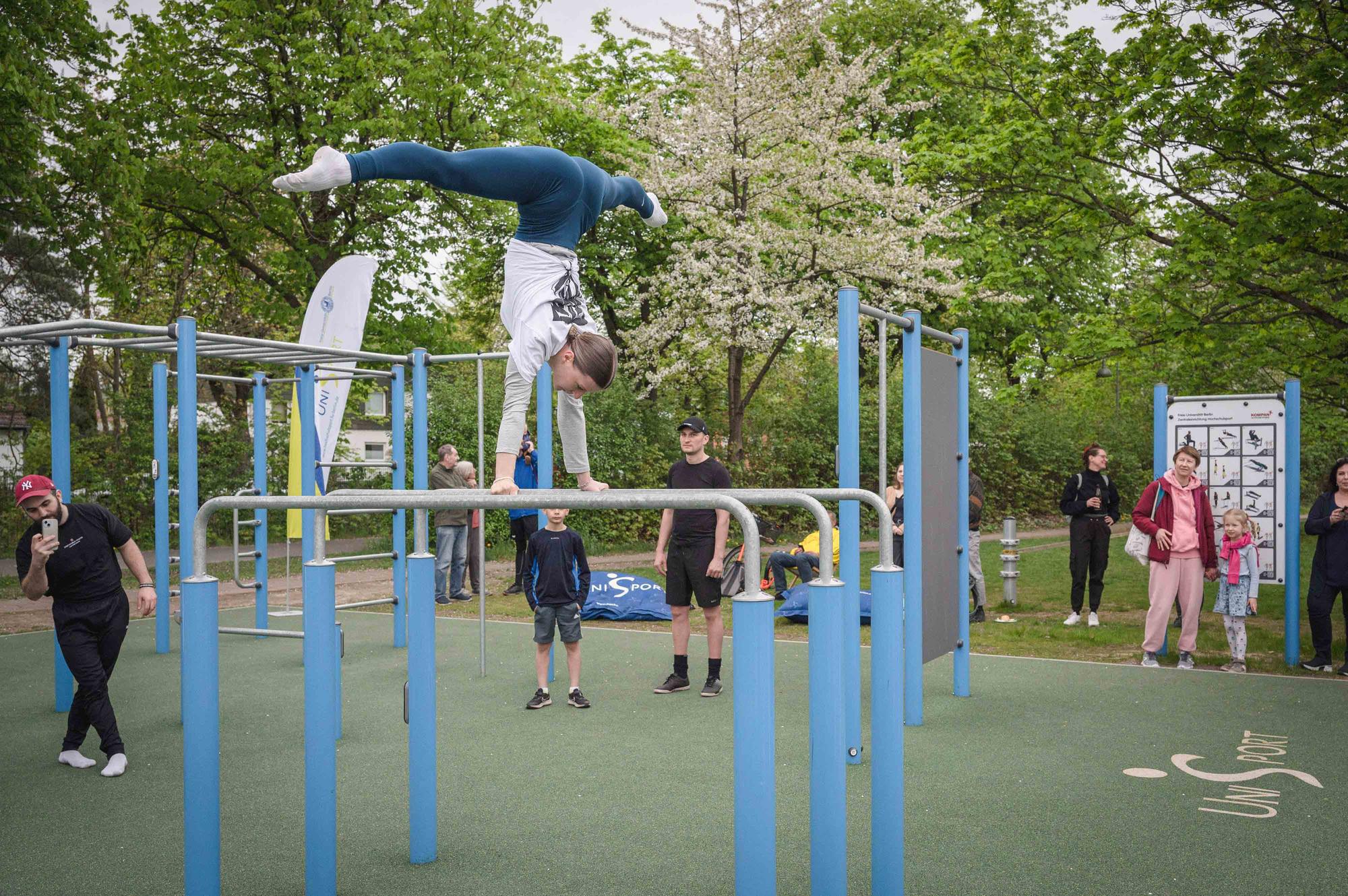 Die erste Outdoor-Fitness-Anlage auf dem Campus der Freien Universität kann von allen Sportbegeisterten genutzt werden.