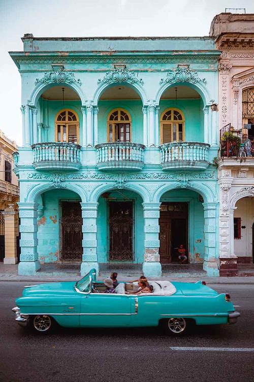 Kolonialzeit, das Amerika der 1950er-Jahre, die kubanische Interpretation von Sozialismus – wer will, kann ganz unterschiedliche Geschichten in Havanna entdecken: ein dortiger Oldtimer.