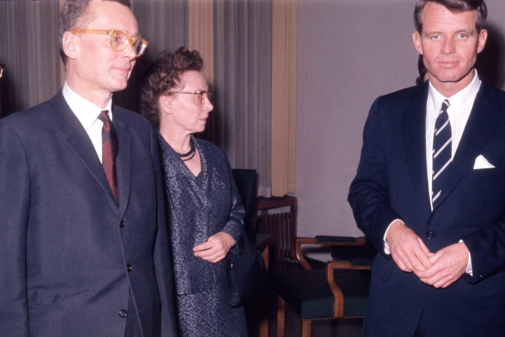 Bei einem Empfang der Ernst-Reuter-Gesellschaft im Harnack-Haus im Februar 1962: der SPD-Politiker Karl Schiller, Hanna Reuter, die Ehefrau von Ernst Reuter (Mitte), und Robert F. Kennedy (rechts).