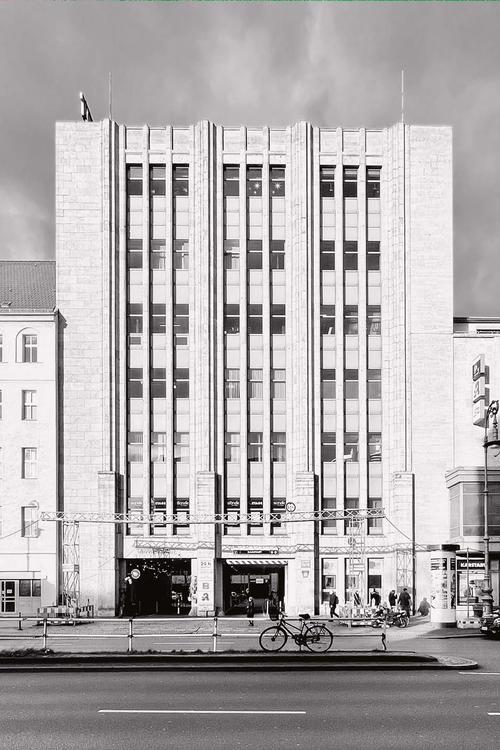 Der Turmbau zu Babel, das Karstadt-Warenhaus am Hermannplatz. An der Straße Hasenheide blieb ein Teil der Originalfassade erhalten.