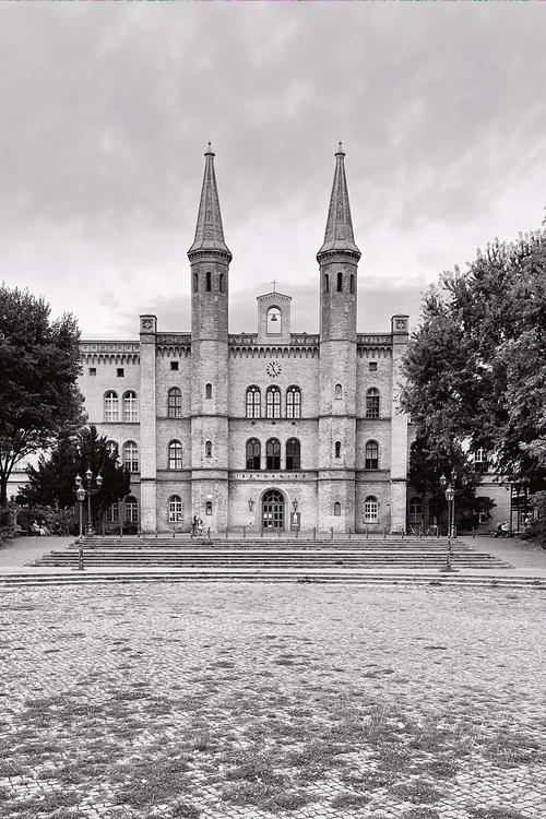 »Das ist unser Haus“, die ehemalige Diakonissenanstalt Bethanien in Kreuzberg. Das Georg-von-Rauch-Haus befindet sich rechts vom Hauptgebäude.