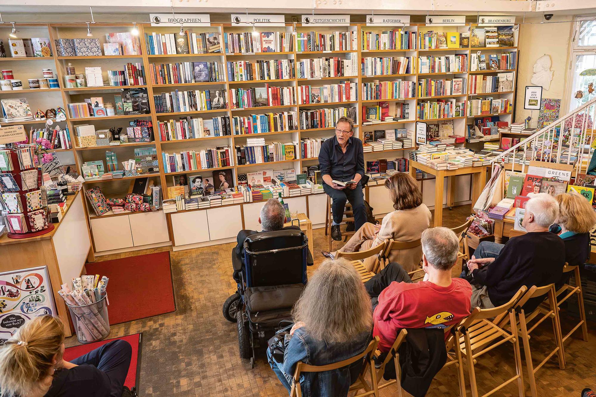 Autor Dr. Bernhard Kegel las in der Friedenauer „Nicolaischen Buchhandlung“ aus seinem neuen Roman „Gras“.