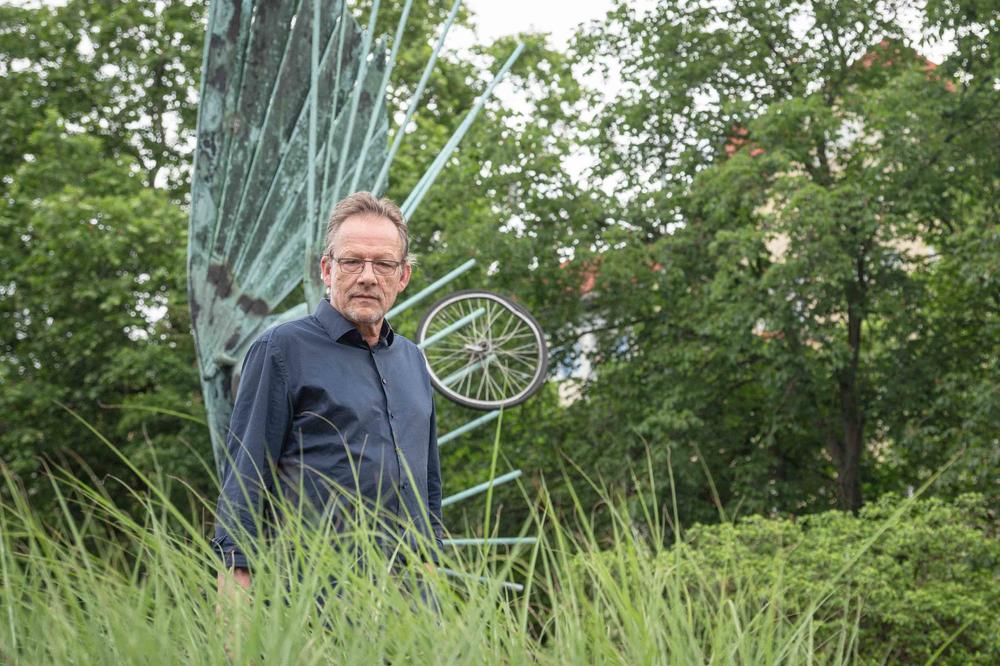 Skeptischer Blick: Wird Berlin eines Tages von Gras überwuchert? Ganz so düster sieht es der Biologe Dr. Bernhard Kegel nicht.