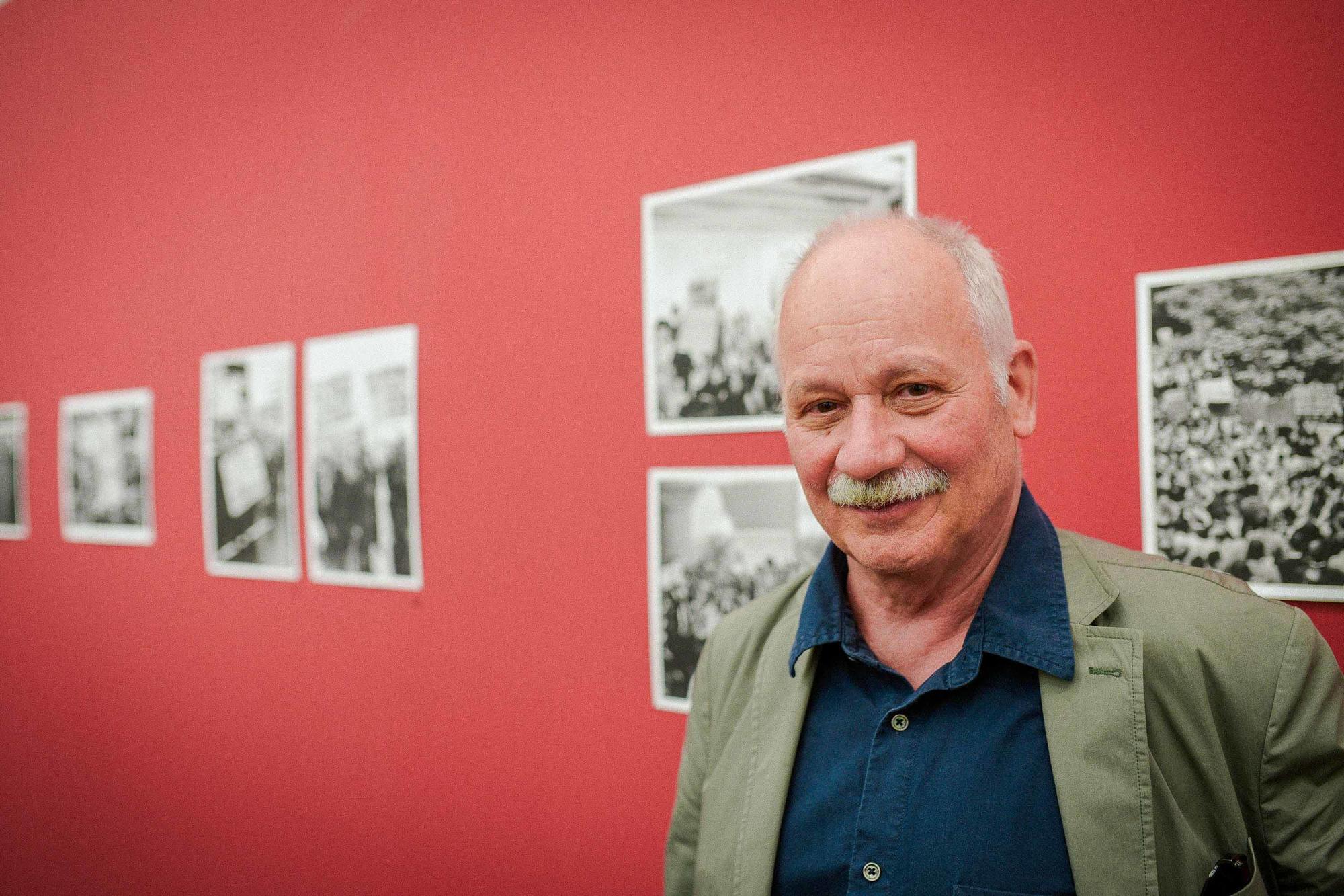 Der schwedische Fotograf Bernard Larsson fotografierte viel rund um die studentischen Proteste der 1960er-Jahre. Seine Fotos zeigte er 2016 im Rahmen der Sonderausstellung „Leaving is Entering“ im Berliner „Museum für Fotografie“.