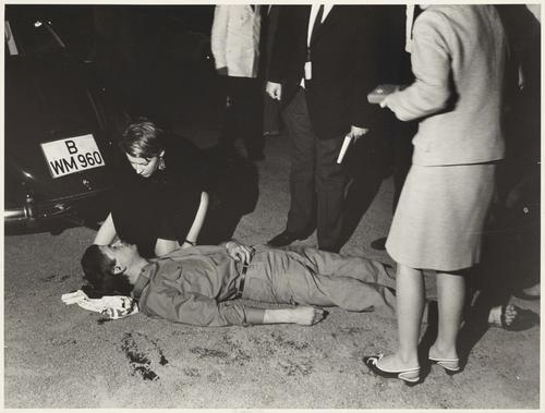 Bei einer Demonstration gegen den Schah von Persien wurde der Student Benno Ohnesorg am 2. Juni 1967 erschossen. Bernard Larsson hielt die tragische Szene mit seiner Kamera fest.