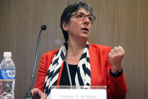 Prof. Dr. Tanja Börzel ist Sprecherin des Exzellenzclusters „SCRIPTS“.  Dort wird untersucht, warum weltweit liberale Demokratien zunehmend  unter Druck geraten.