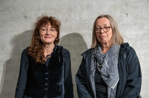Prof. Dr. Anne Eusterschulte (links) und Prof. Dr. Barbara Hahn arbeiten an der Freien Universität gemeinsam an der ­Kritischen Gesamtausgabe der Schriften von Hannah Arendt.