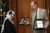 Prof. Dr. Hossnia Mohran der Sohag University überreicht Prof. Dr. Peter-André Alt, Präsident der Freien Universität Berlin, die Medaille der Sohag Universität