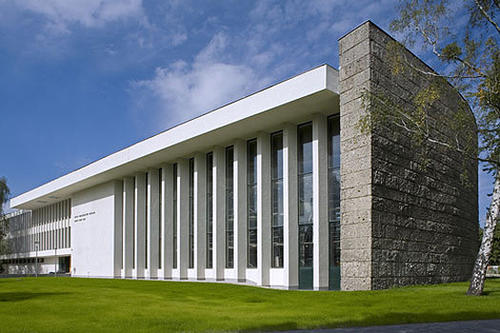 Blick auf den Henry-Ford-Bau von der Boltzmannstrasse Ecke Garystrasse