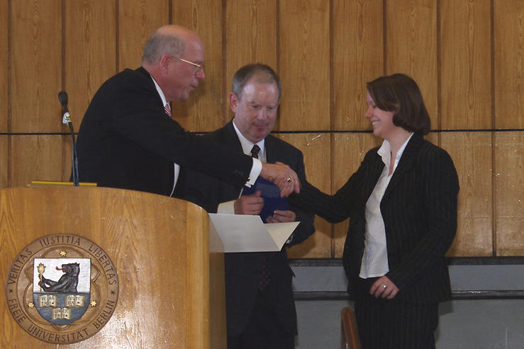 Präsident Dieter Lenzen überreicht  Immatrikulationsurkunden an neue Studierende der Universität.