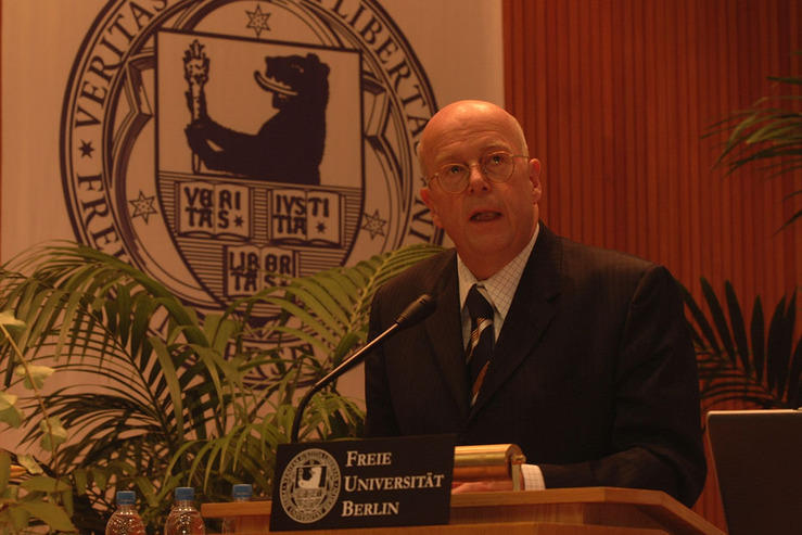 Universitätspräsident Prof. Dieter Lenzen begrüßt Studierende auf der Immatrikulationsfeier.