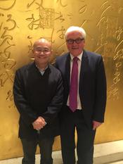 Der deutsche Außenminister Dr. Steinmeier bei seiner Chinareise im April 2016 mit dem Zentrendirektor Prof. Dr. Huang Liaoyu.