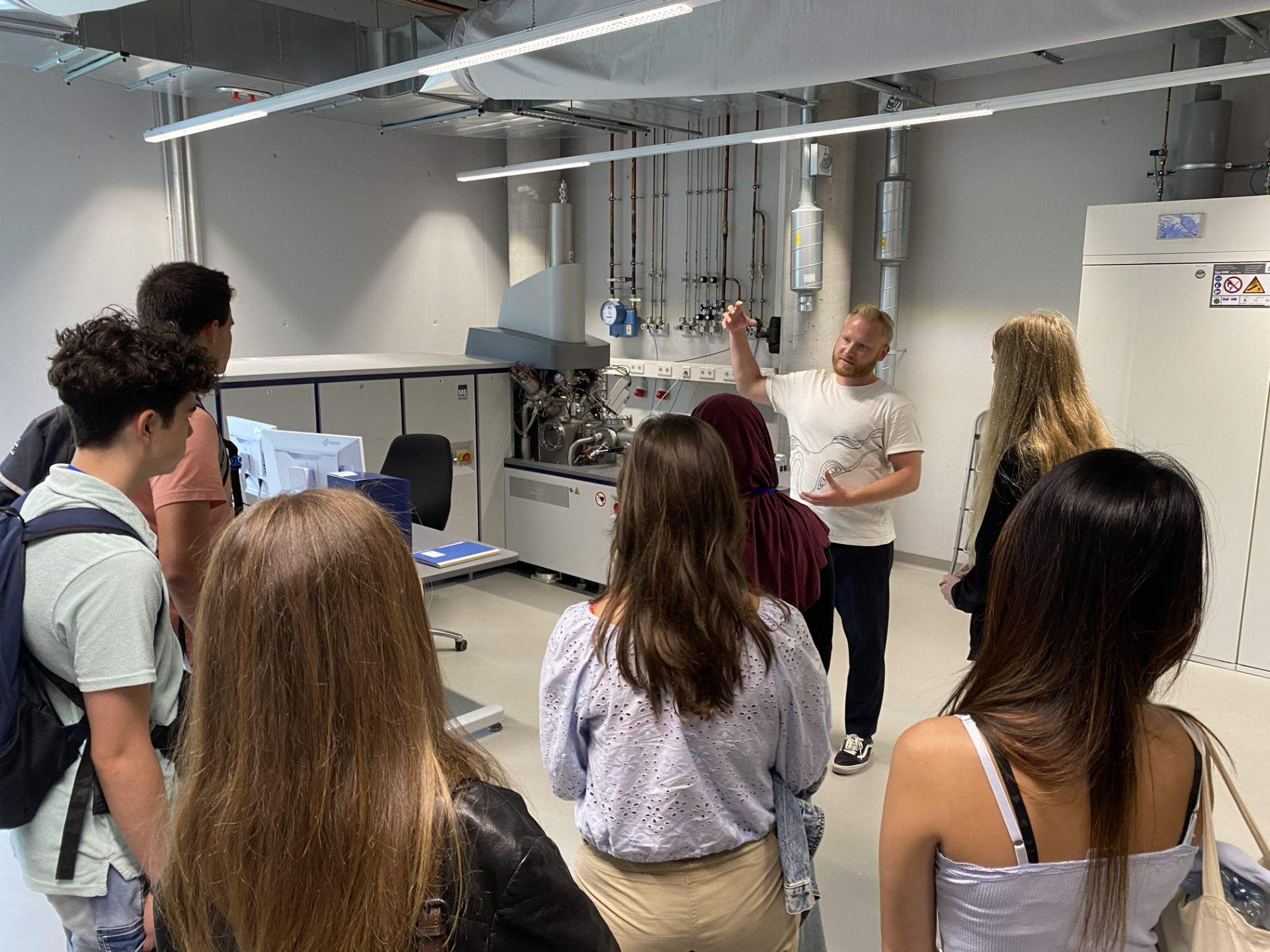 Schüler*innen besuchen die Labore im Forschungsgebäude SupraFAB während der SommerUNI 2024.