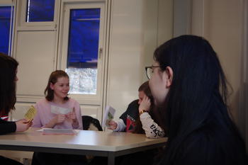 Studierende beobachtet Schüler*innen im Gespräch