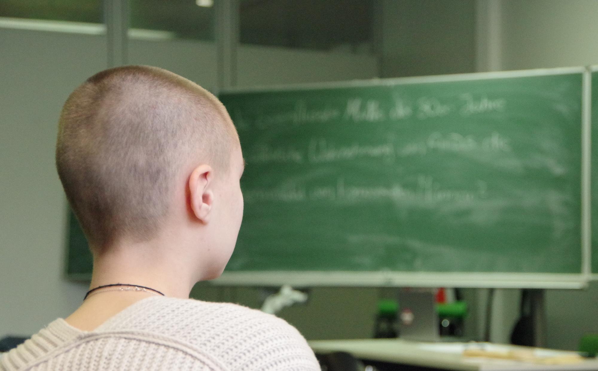 Studierende lauscht den Gedanken der Schüler*innen