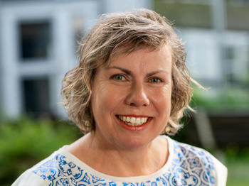 Prof. Dr. Daniela Caspari, seit 2002 Leiterin des Arbeitsgebietes “Didaktik der romanischen Sprachen und Literaturen” an der FU Berlin  Forschungsschwerpunkte: Lehrpersonen, Lehrkräftebildung, Kompetenzorientierung, Literaturdidaktik, Mehrsprachigkei