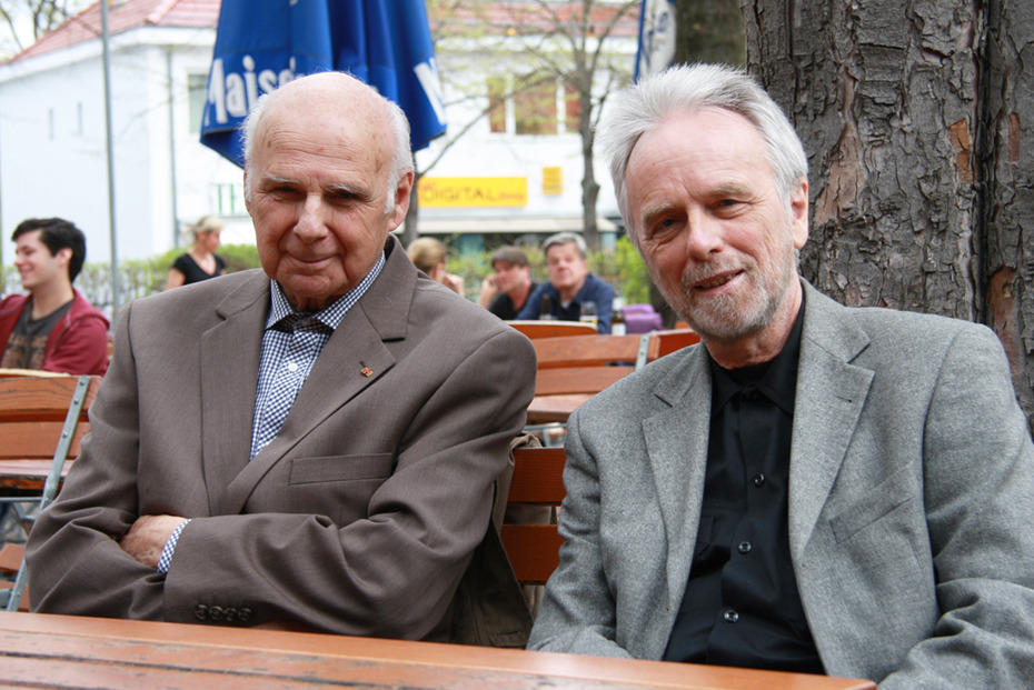 Der eine, Heinz Fortak (li.)  war schon Professor als Kennedy in Dahlem sprach; der andere, Winfried Fluck, war gerade Student an der Freien Universität