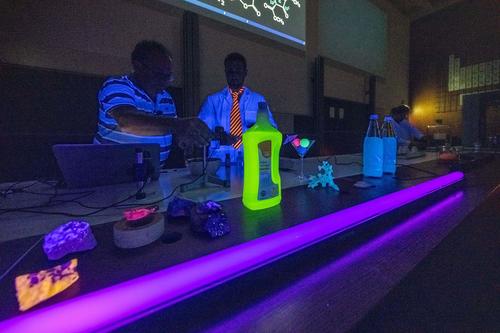 Fluoreszierende Mineralien und Waschmittel, leuchtende Flüssigkeiten, bunte Knicklichter, glühende Käfer: Leuchterscheinungen begleiten unser tägliches Leben.