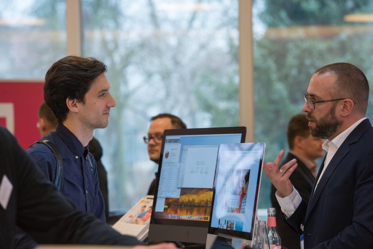 Teilnehmer der Lieferantenmesse im Gespräch