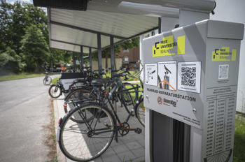 Überdachung mit Fahrradreparaturstation