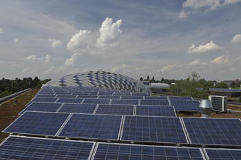 Die Photovoltaikanlagen auf den Dächern der Rost- und Silberlaube in Dahlem.