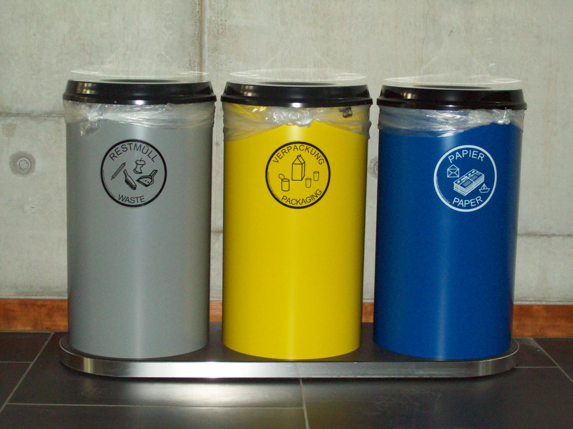 Trio-Abfallbehälter: Restmüll, Verpackung, Papier