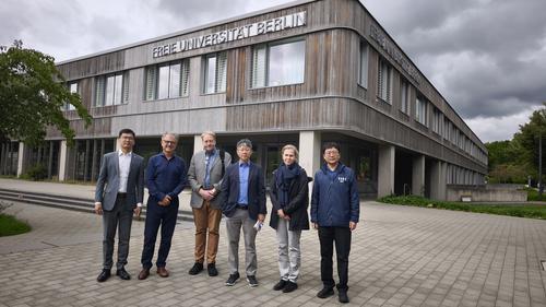 Die Delegation der PKU School of Government mit Vertreter*innen der Freien Universität Berlin