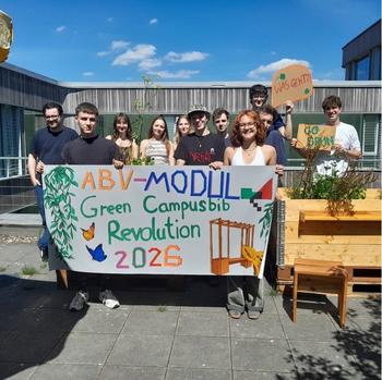 Studierende mit ReUse Plakat für die Abschlussveranstaltung