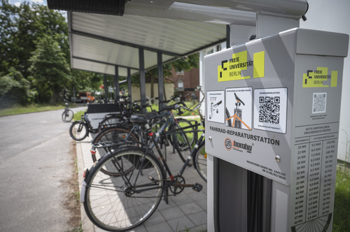 Fahrradabstellplatz mit Reparaturstation an der Freien Universität