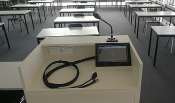 aufgearbeitetes Rednerpult Raum L 115