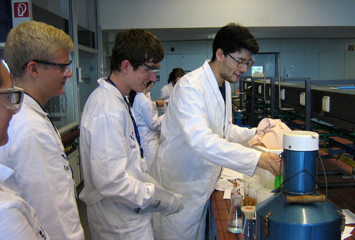 Kurs "Chemeisches Experimentieren"