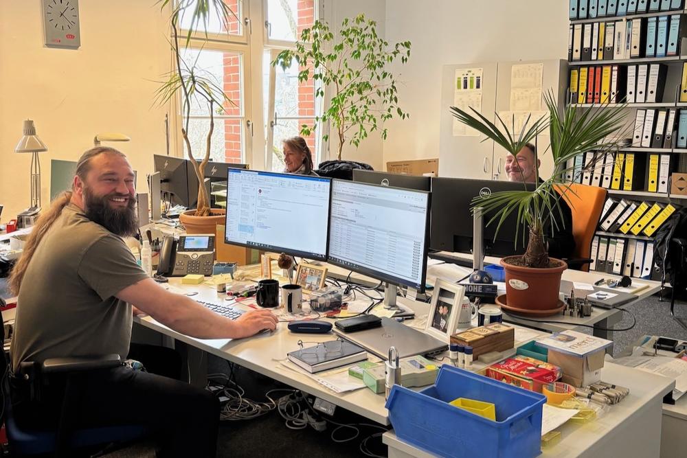 Auch die elektronischen Türschlösser waren vom Stromausfall betroffen. Sandro Kracht (links) und Kolleg*innen haben sichergestellt, dass das technische Personal trotzdem Zugang zu den betroffenen Gebäuden hatte.