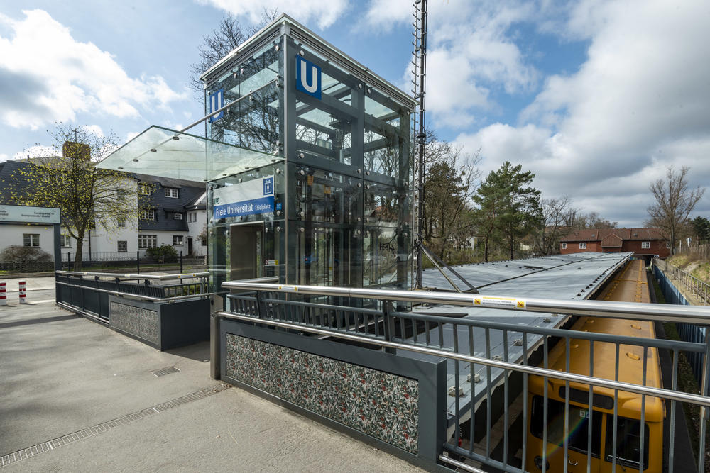 Aufzug am U-Bahnhof Freie Universität