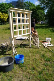 Das Holzgerüst für das Bienenhotel steht!