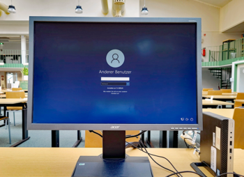 FUB-IT-PC mit Login-Bildschirm (Windows-Oberfäche)