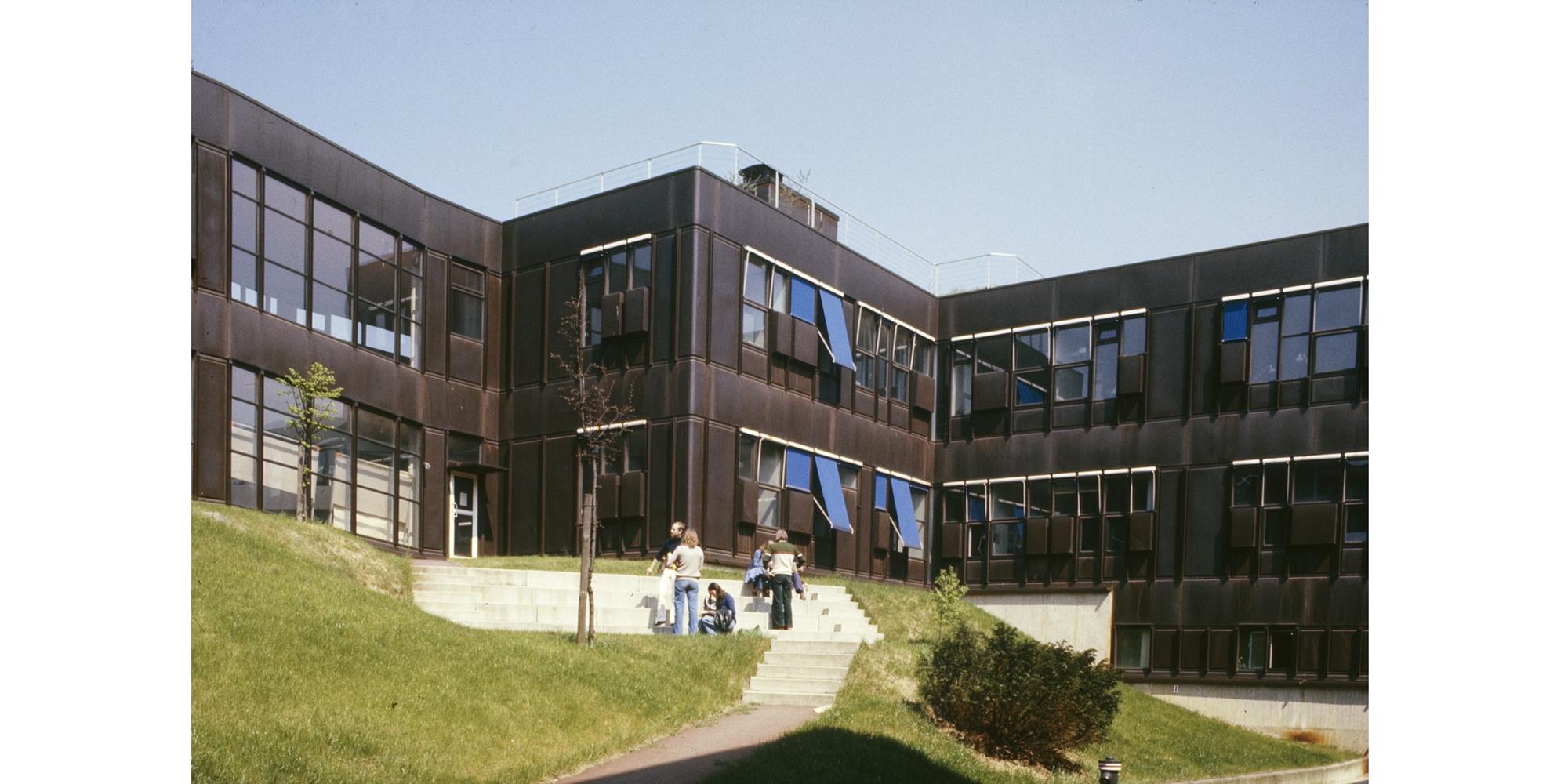 Studierende im Innenhof der Rostlaube sitzend