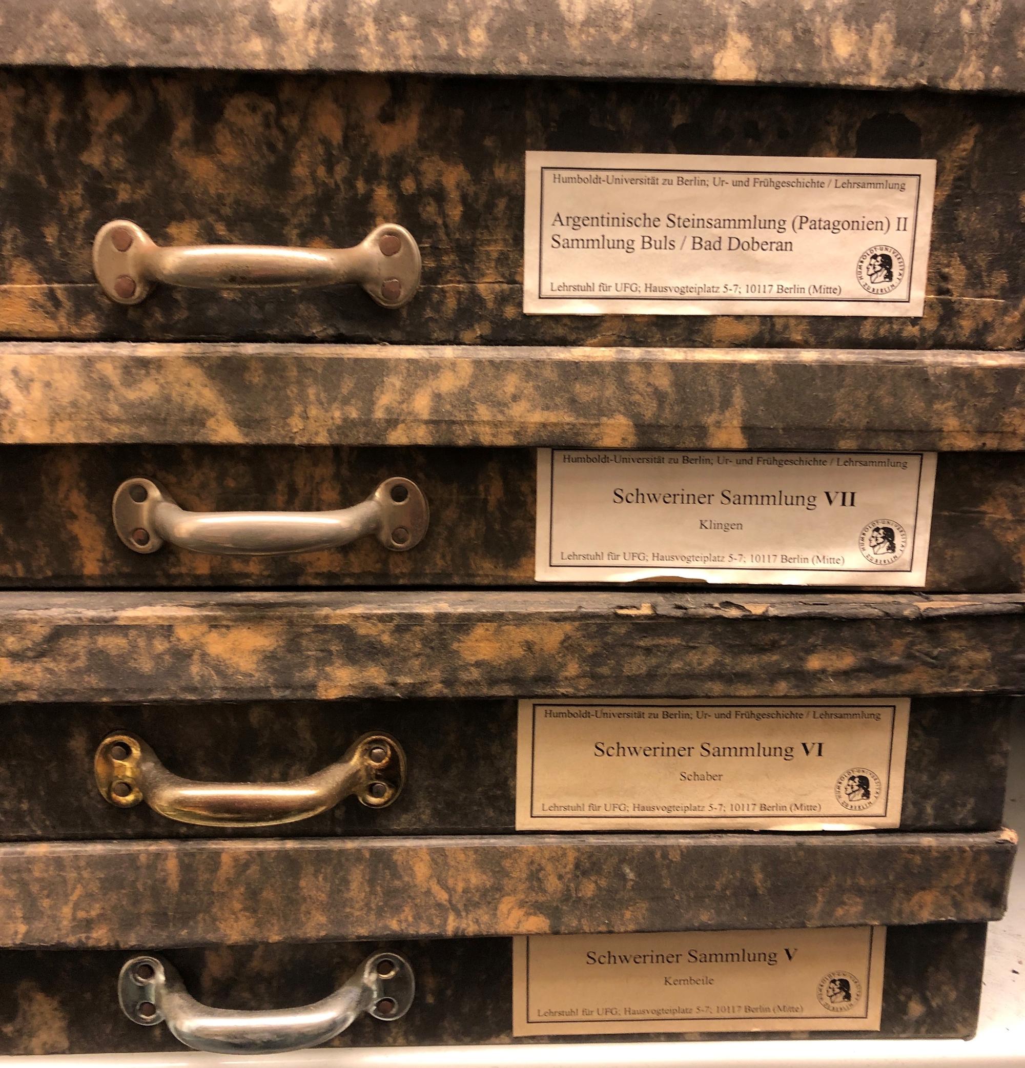 Schachteln mit Steinartefakten aus der Sammlung des ehemaligen Lehrstuhls für Ur- und Frühgeschichte an der Humboldt-Universität, heute Teil der Lehrsammlung für Prähistorische Archäologie der FU.
