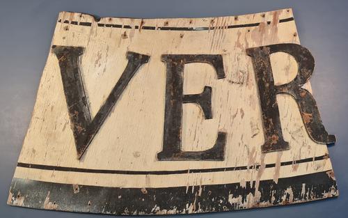 Teil des zerstörten Wappens der Freien Universität Berlin