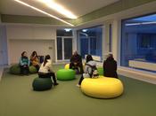 Prof. em. Dr. Hartmut Eggert, einer der Begründer der ZDS-Kooperation, führt Studierende über den FU-Campus