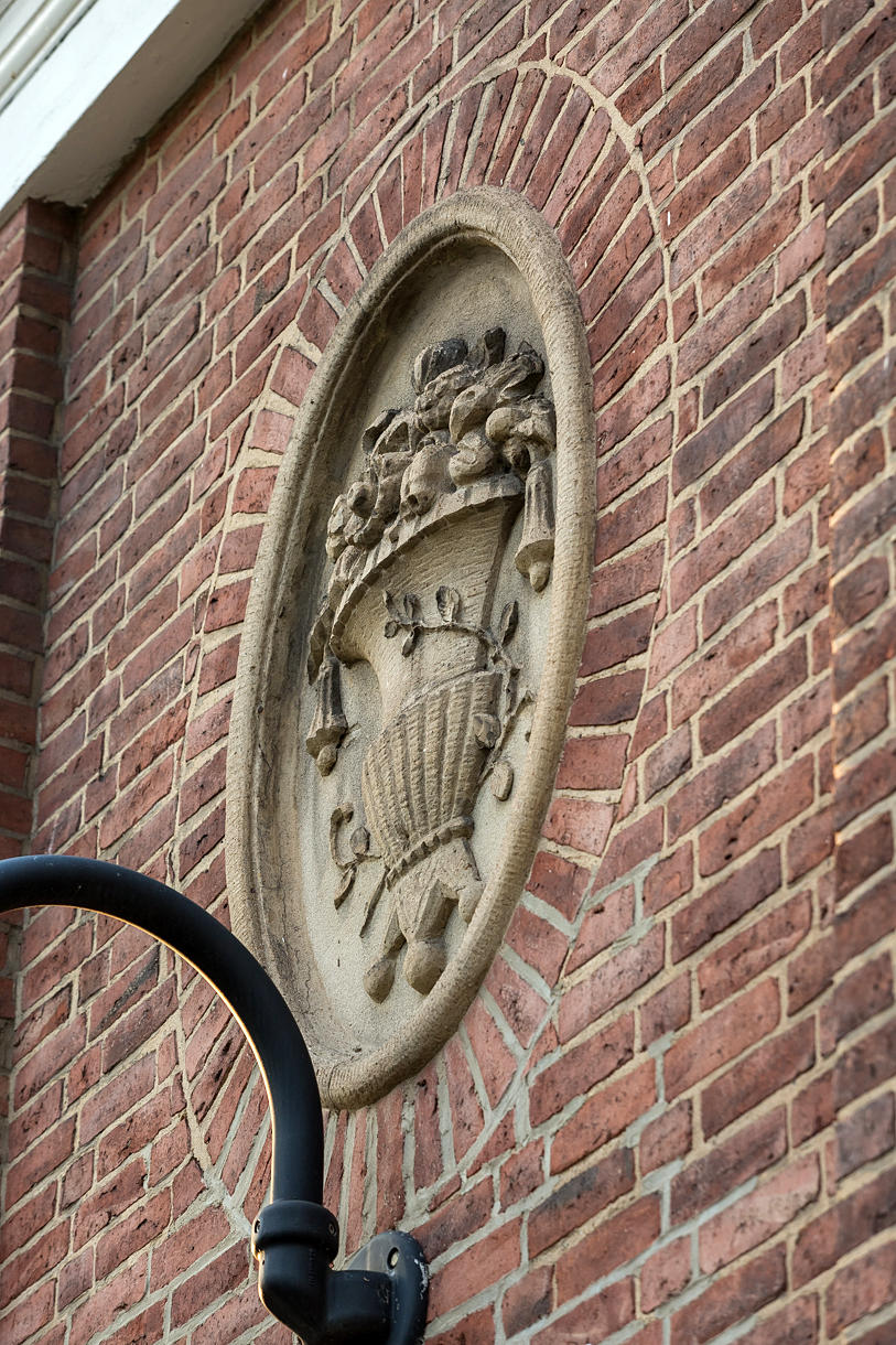 Halbrelief an der Gebäudeaußenseite