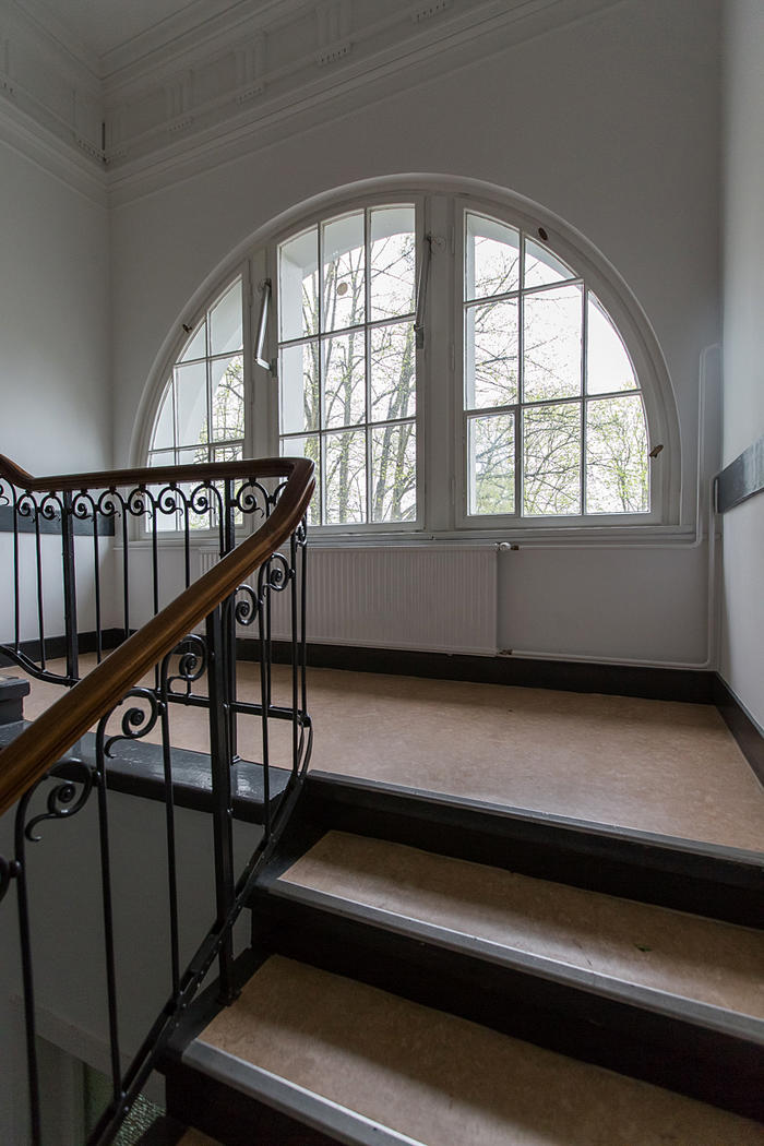 Treppenhaus und Fenster
